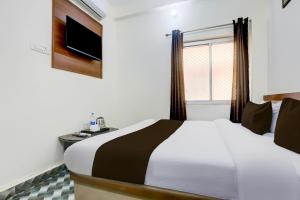 Un dormitorio con una cama grande y una ventana en Hotel O Royal Stay Inn, en Kakarmatha