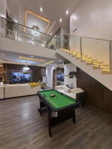 sala de estar con mesa de billar y escalera en Luxury Haven Oral, en Ikuata