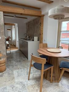 Η κουζίνα ή μικρή κουζίνα στο Rosette Residence 25 z bezpłatnym parkingiem