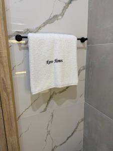 una toalla colgada en un toallero en el baño en Luxury Haven Oral, en Ikuata 20 fotos más