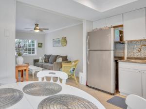 eine Küche und ein Wohnzimmer mit einem Kühlschrank aus Edelstahl in der Unterkunft Sea Stallion in Tybee Island