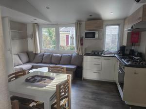 Kuchyň nebo kuchyňský kout v ubytování Mobil home 8 personnes Gastes