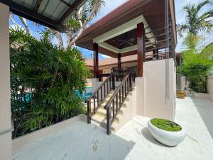 eine Villa mit einer Treppe, die zu einem Haus führt in der Unterkunft Tropical Pool Villa Thai-modern Villa with an OFFICE in Phuket
