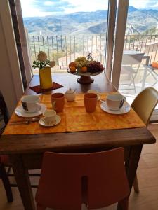 LeonforteにあるA casa do Caliaruの木製テーブル(果物入り)