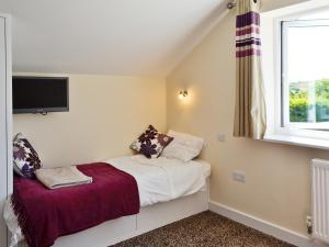 Saint EndellionにあるOwls Parkのベッドと窓のある小さな部屋 +7枚の写真