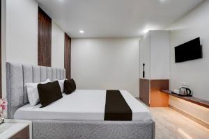a bedroom with a large bed and a tv at Townhouse DSIDC Bawana Formerly Kanhaiya Residency in Bawāna +21 photos