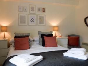 una camera da letto con un letto con due asciugamani sopra di Royal Views a Keswick