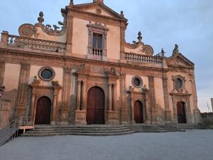 LeonforteにあるA casa do Caliaruの階段を前に建つ古い建物 +30枚の写真