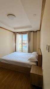 Ένα ή περισσότερα κρεβάτια σε δωμάτιο στο santi apartment