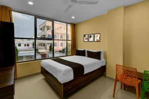 Postel nebo postele na pokoji v ubytování Hotel O MSR Grand Hotel