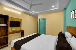 Ένα ή περισσότερα κρεβάτια σε δωμάτιο στο Hotel O MSR Grand Hotel +21 φωτογραφίες