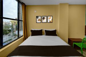 Ένα ή περισσότερα κρεβάτια σε δωμάτιο στο Hotel O MSR Grand Hotel