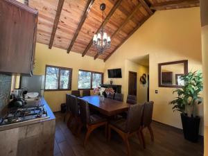 Η κουζίνα ή μικρή κουζίνα στο Cabaña No.10 Puerta del Bosque Mazamitla. +24 φωτογραφίες