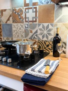 Una estufa con una olla y una copa de vino en B4 Garden ***, en Siófok