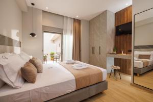 een slaapkamer met een groot bed en een eetkamer bij Jolly Suites in Heraklion