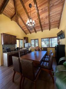 Η κουζίνα ή μικρή κουζίνα στο Cabaña No.10 Puerta del Bosque Mazamitla.