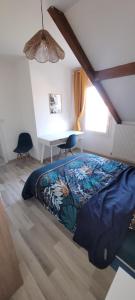 En eller flere senge i et værelse på Appartement proche Metz Luxembourg + 4 billeder