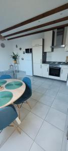 Køkken eller tekøkken på Appartement proche Metz Luxembourg