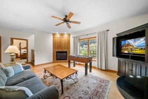 TV a/nebo společenská místnost v ubytování Chetola: Sierra 1