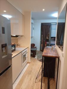 Η κουζίνα ή μικρή κουζίνα στο A Beograd na vodi Pozovite za info o nacinu preuzimanja kljuca i vremenu ulaska