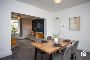 une salle à manger avec une table et des chaises en bois dans l'établissement The Ryton Free Wi-fi Parking, à Winlaton