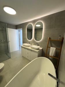 Koupelna v ubytování The Quays - Ten at Twilight + 19 fotografií