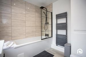 une salle de bains avec baignoire et lavabo dans l'établissement The Ryton Free Wi-fi Parking, à Winlaton 58 autres photos