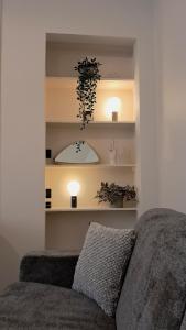 un soggiorno con divano e alcune luci di La Demeure Saint Sauveur a Caen Altre 60 foto