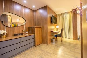 Η κουζίνα ή μικρή κουζίνα στο Volta Serene Hotel