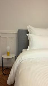 Ένα ή περισσότερα κρεβάτια σε δωμάτιο στο La Demeure Saint Sauveur