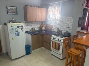 Η κουζίνα ή μικρή κουζίνα στο La Violeta Due