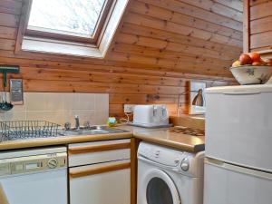 a kitchen with a sink and a washing machine at Wee Ben in Bridge of Tilt