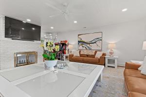 Μια τηλεόραση ή/και κέντρο ψυχαγωγίας στο Pink Pearl By the Sea 8 Bedroom