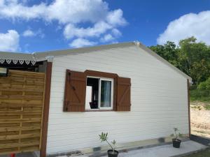 a small white house with a window at Les gîtes Lanmou 1 in La Désirade