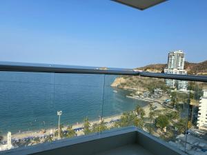 ein Balkon mit Blick auf das Meer in der Unterkunft Apartamento en el Rodadero in Santa Marta
