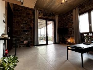 Μια τηλεόραση ή/και κέντρο ψυχαγωγίας στο DOXA PETRA Small villa with pool