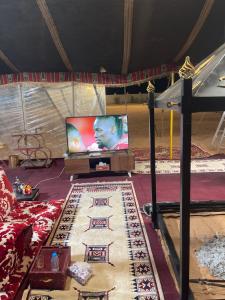 Ένα ή περισσότερα κρεβάτια σε δωμάτιο στο استراحة ومخيم العاصفة