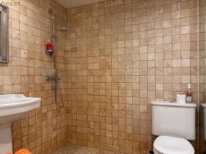 een badkamer met douche, toilet en wastafel bij Free Parking l Electric Chimney l Everything nearby in Pärnu +28 foto's