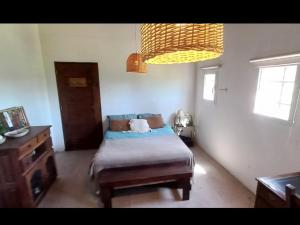een slaapkamer met een bed en een ladekast erin bij La Chacra in Pilar +10 foto's