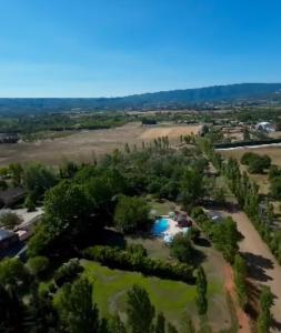 ルシヨンにあるDomaine Plan des Devensの池と木々のある敷地の空中写真