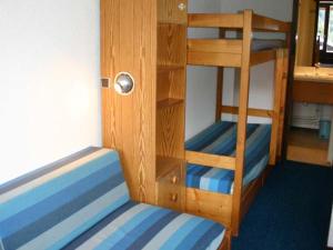 ein Etagenbett mit einer Leiter neben einem Etagenbett in der Unterkunft Appartement 2 pièces, 6 pers, au pied des pistes, Le Praz de Lys - FR-1-815-8 in Le Praz de Lys