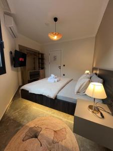 a bedroom with a bed and a table with a lamp at Mirşah Suit in Bezkesen