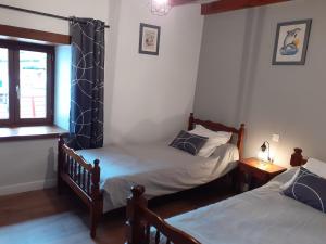 サン・テティエンヌ・ド・バイゴリにあるGîte ETXOLAの窓のある部屋にツインベッドが2台