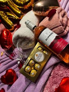 a bottle of wine sitting next to a glass at Cabana Spa São Roque in São Roque