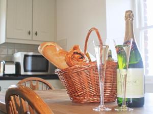 BurlescombeにあるWerescote Viewの- パンバスケット、ワインボトル1本(テーブル上)