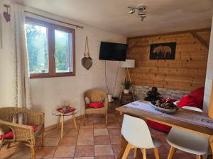 TV a/nebo společenská místnost v ubytování Appartement avec terrasse et parking Privé