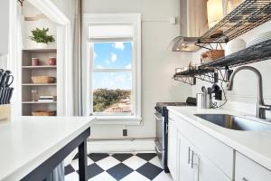 Η κουζίνα ή μικρή κουζίνα στο Downtown at the Derenne