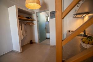 un corridoio con un bagno con lavandino e un corridoio di Villa Anni a Città di Skiathos Altre 80 foto