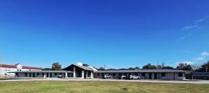 Washington Motel في واشنطن: مبنى به سيارات متوقفة في موقف السيارات