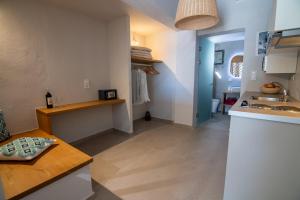 una cucina con bancone e tavolo in una stanza di Villa Anni a Città di Skiathos